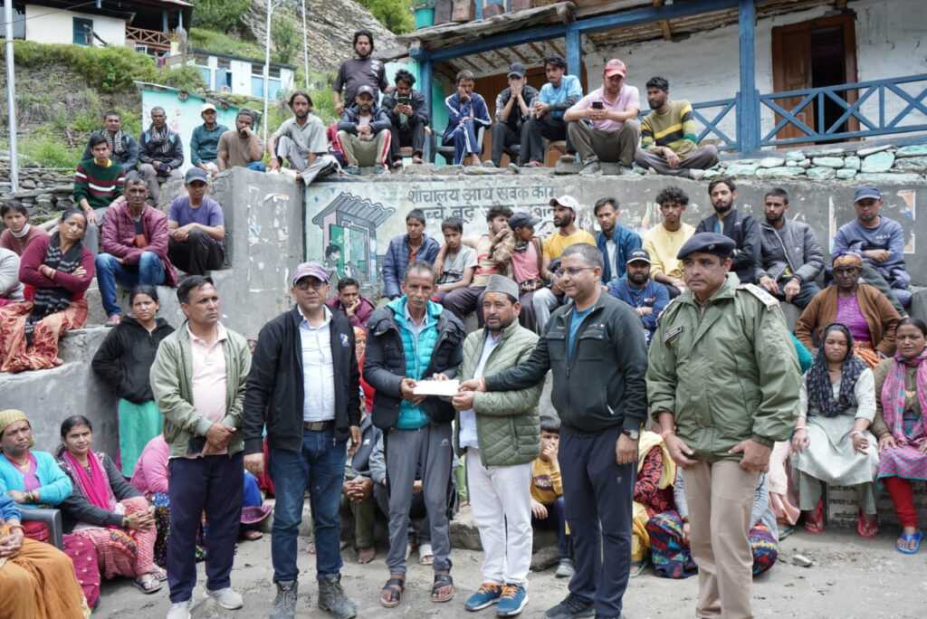 धराली में 98 आपदा प्रभावित परिवारों को मिली 5-5 लाख की सहायता राशि