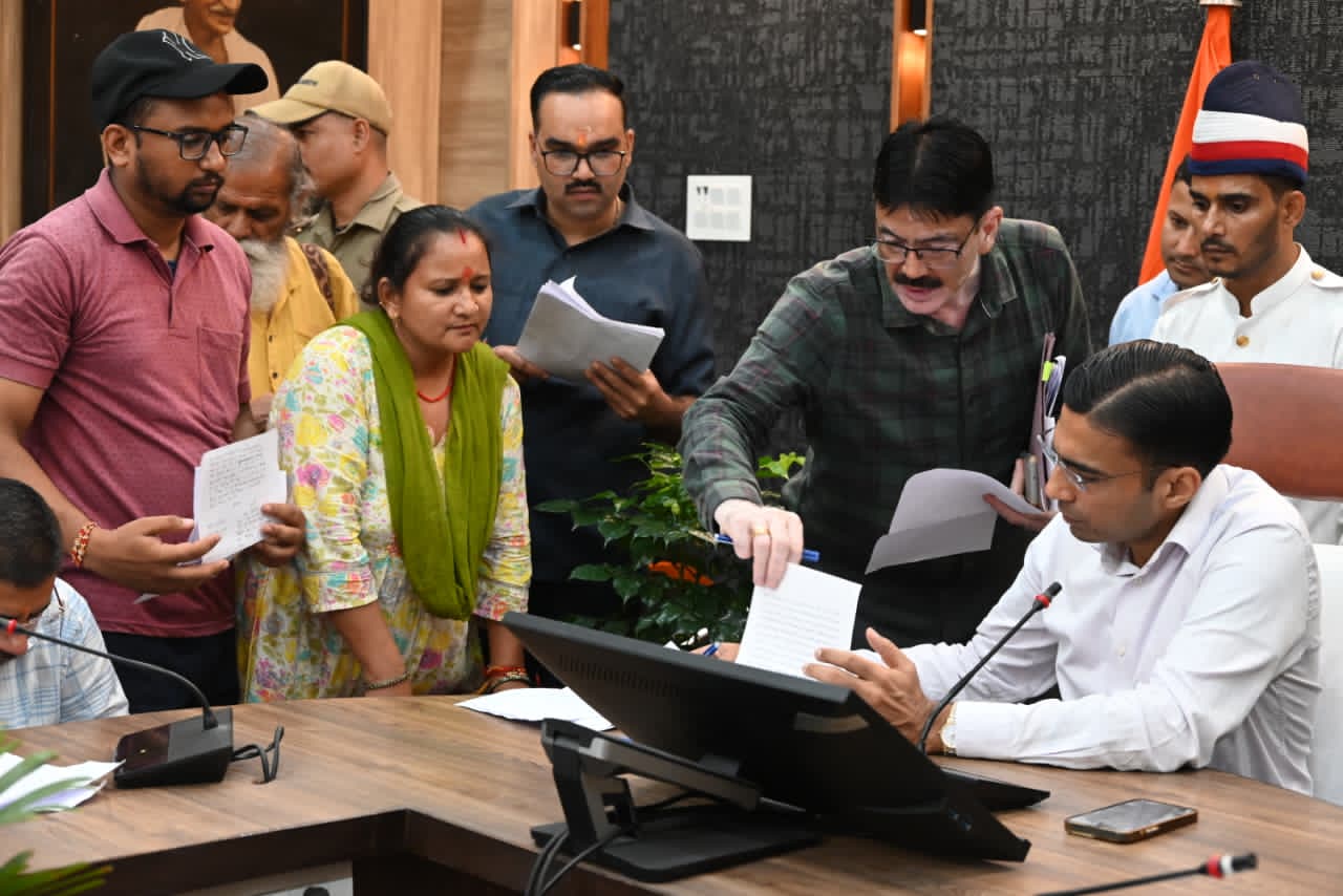 Dehradun:जनदर्शन पर बढ़ता जनता का अटूट विश्वास, 4 घंटे चला आज डीएम जनदर्शन