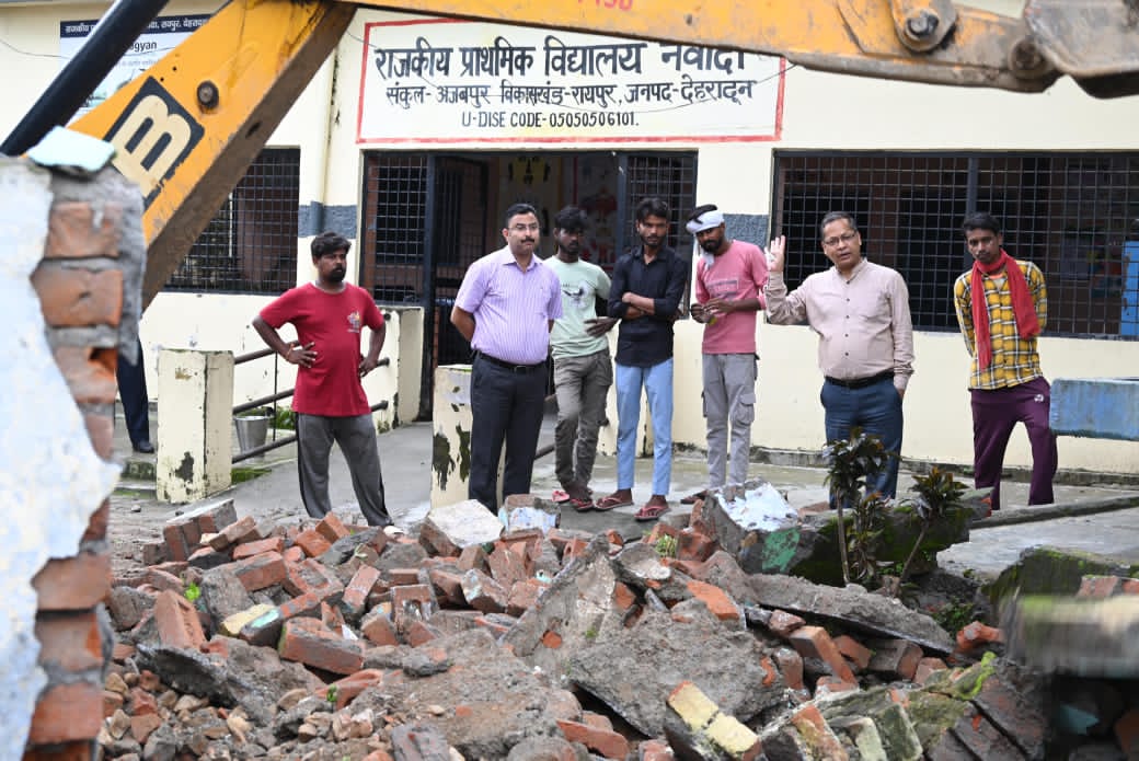 देहरादून: स्कूल परिसर में बनी अवैध मजार को प्रशासन ने किया ध्वस्त