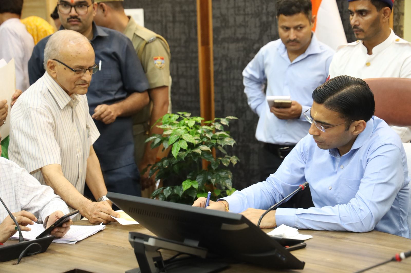 डीएम द्वार पर 180 फरियादियों की समस्याओं का त्वरित समाधान, अंजलि को मिली मेडिकल कॉलेज की फीस