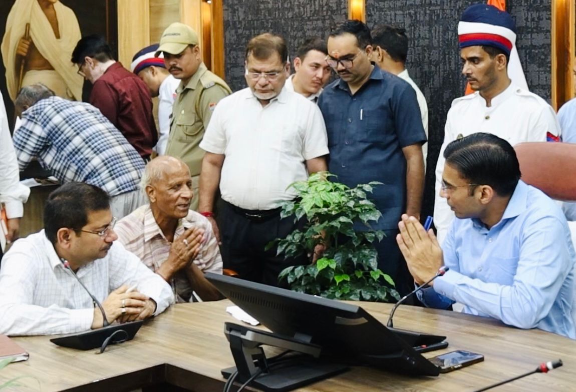 जनता दर्शन में डीएम को आभार व्यक्त करने पहुंचे स्वतंत्रता संग्राम सेनानियों के उत्तराधिकारी