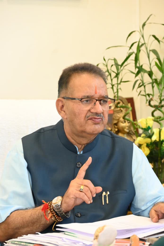 भारी बारिश से बाधित सड़कों की समीक्षा, मंत्री जोशी ने दिए तत्काल बहाली के निर्देश