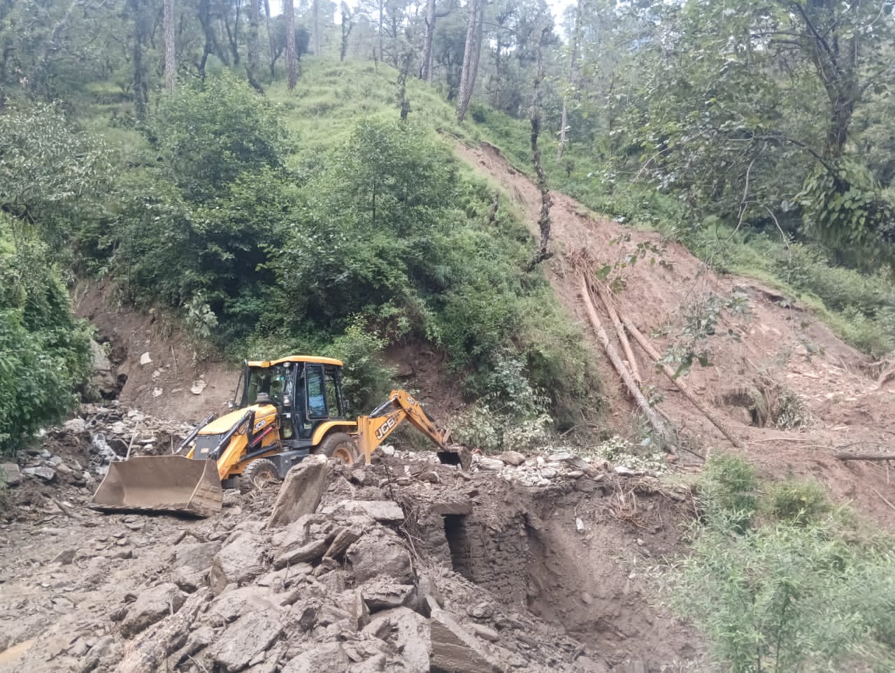 जेसीबी ऑपरेटर गया खाना खाने तो नोडल अधिकारी खुद लगे जेसीबी से मलबा हटाने