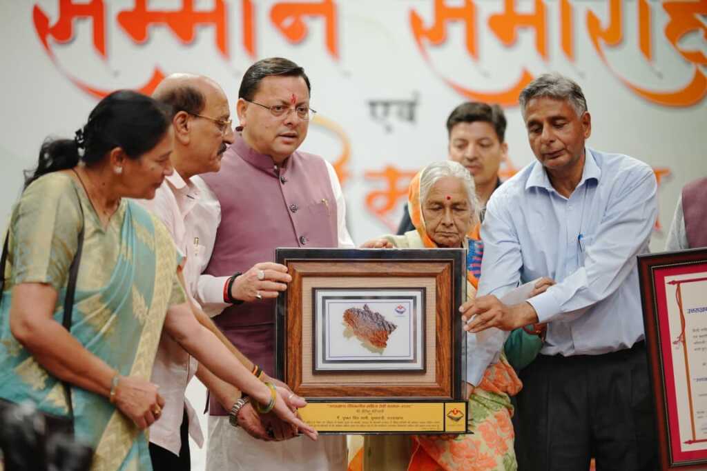 हिंदी दिवस पर सीएम धामी ने साहित्यकारों को किया सम्मानित, 5 लाख की पुरस्कार राशि की घोषणा