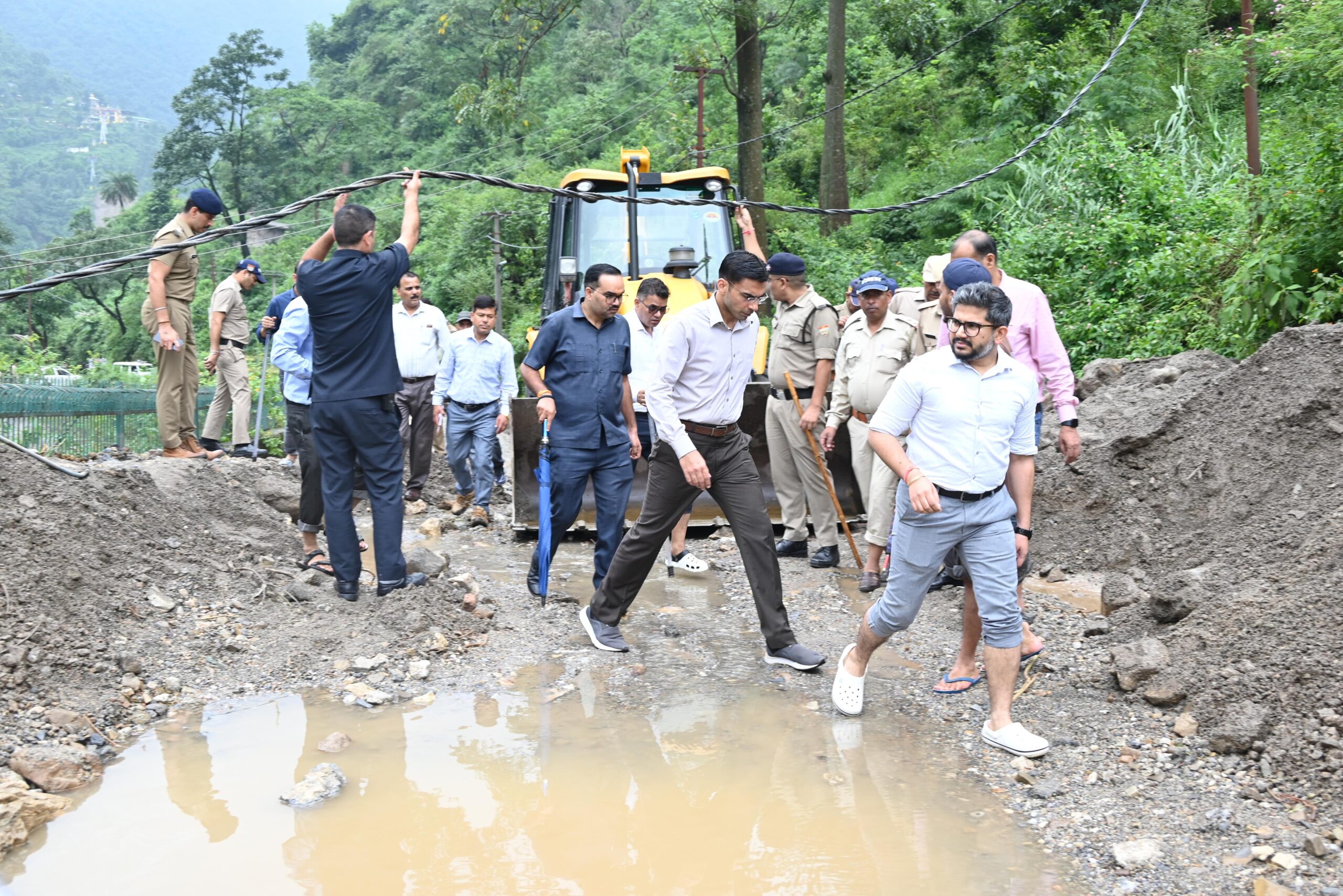 पूरी रात जागा प्रशासन: आपदा प्रभावित कार्लीगाड में 70 लोग रेस्क्यू