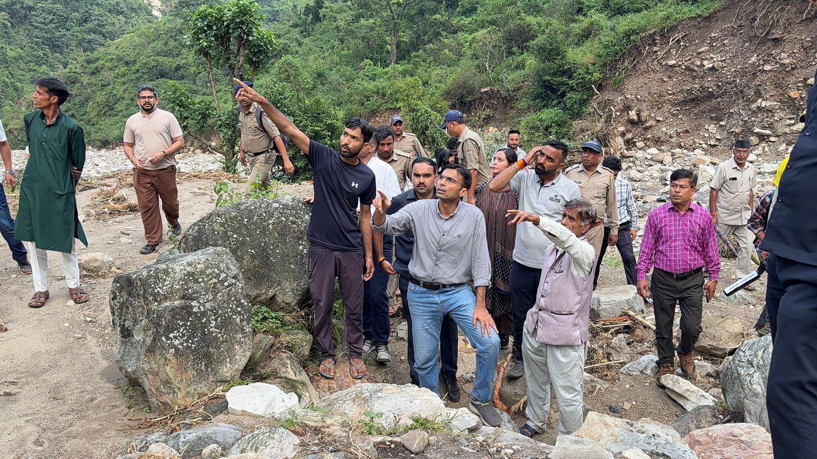 फुलेत सहित आसपास के गांवों तक पैदल पहुंचे डीएम, सुनी आपदा प्रभावितों की समस्याएं
