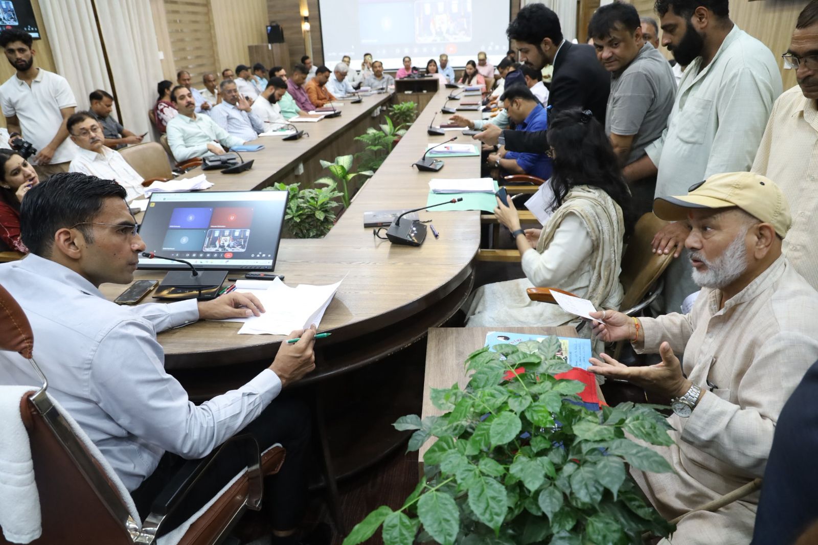 देहरादून में जनता दर्शन: 144 शिकायतें दर्ज, डीएम ने दिए त्वरित समाधान के निर्देश