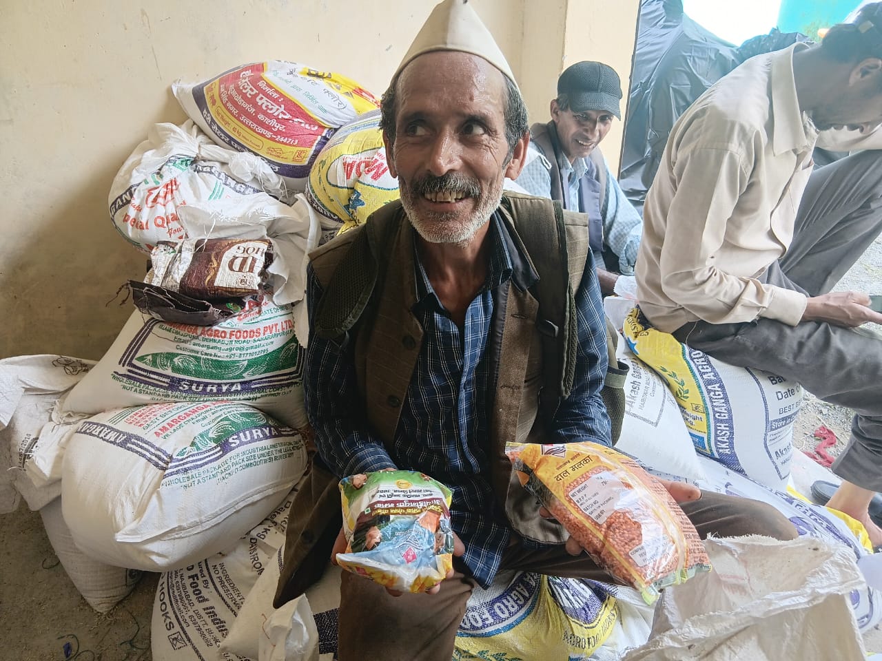 राहत: डीएम के प्रयासों से आपदाग्रस्त गांवों तक पहुंचा खाद्यान्न