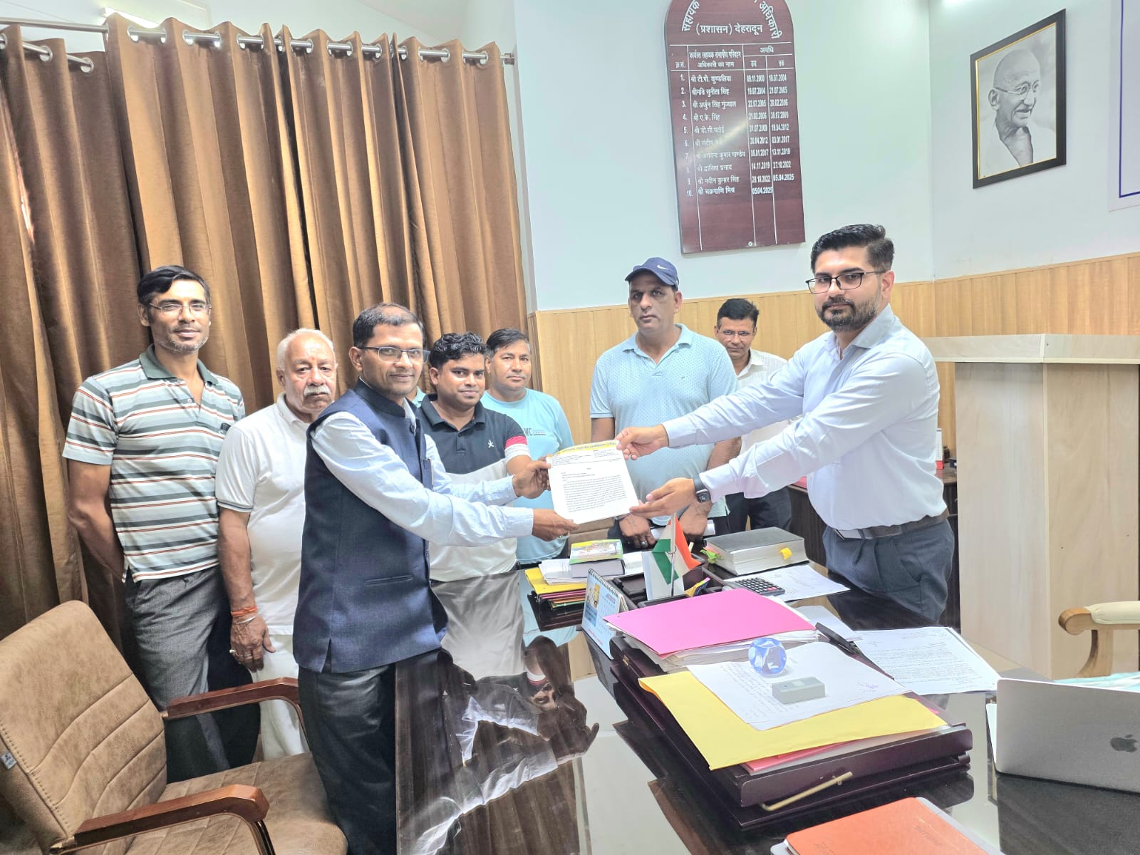 स्कूल वैन चालकों ने ARTO को सौंपा ज्ञापन, GPS अनिवार्यता और अवैध वाहनों पर कार्रवाई की मांग