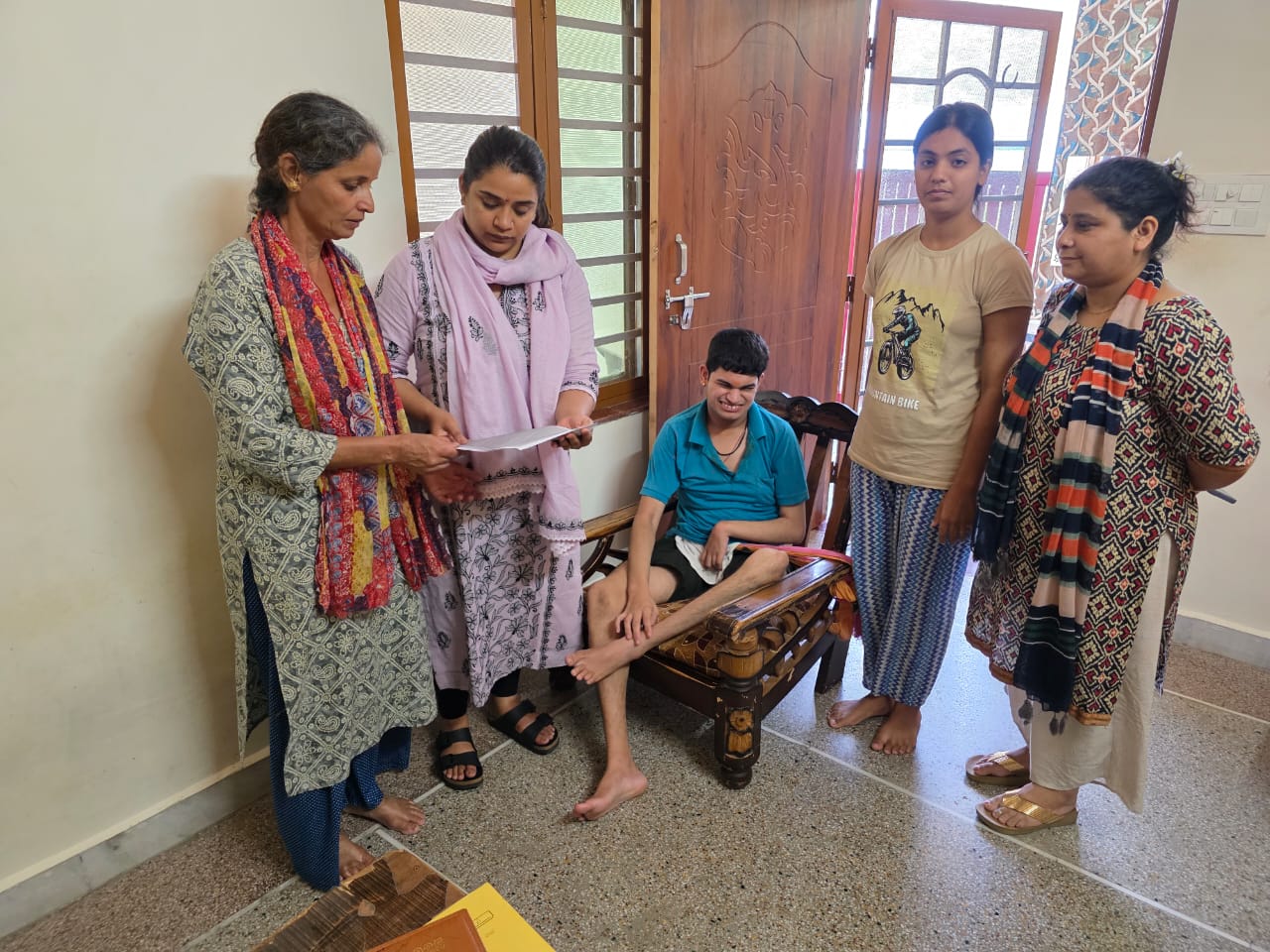 दिव्यांग बेटे की मां शोभा को जिला प्रशासन से मिली राहत, 17 लाख का ऋण माफ