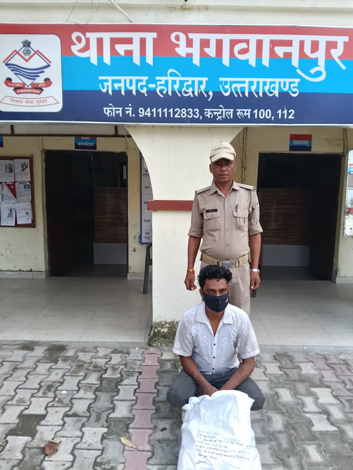 थाना भगवानपुर पुलिस की कार्रवाई, 52 टेट्रा पैक देशी शराब के साथ तस्कर गिरफ्तार
