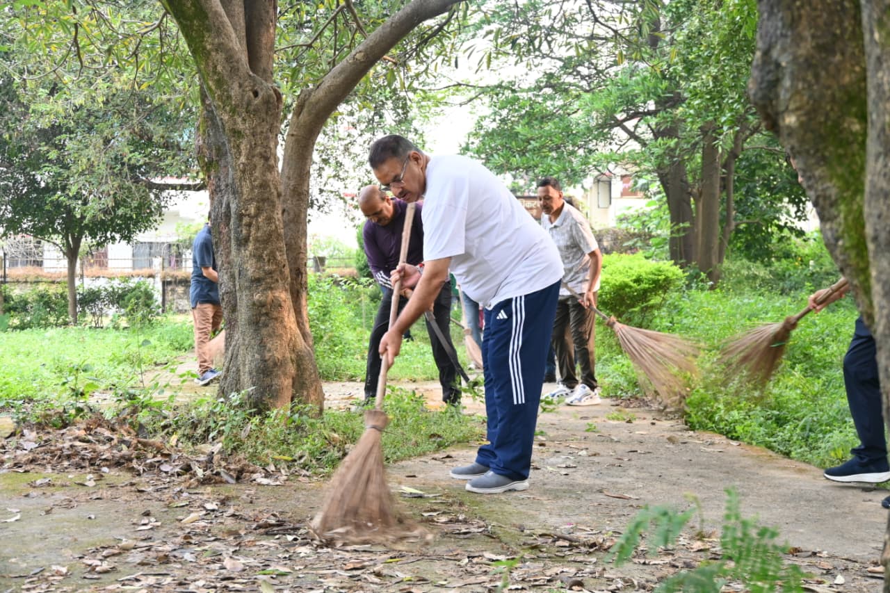 सेवा पखवाड़ा के अंतर्गत स्वच्छता अभियान में कैबिनेट मंत्री गणेश जोशी ने लिया भाग