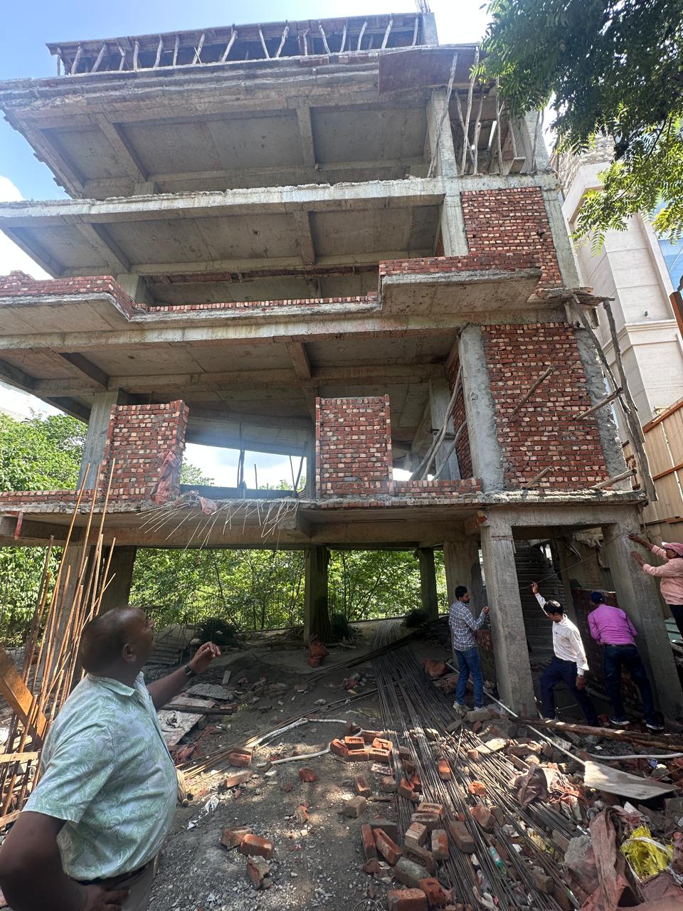 ट्रांसपोर्ट नगर में अतिक्रमण पर एमडीडीए और नगर निगम की संयुक्त कार्रवाई