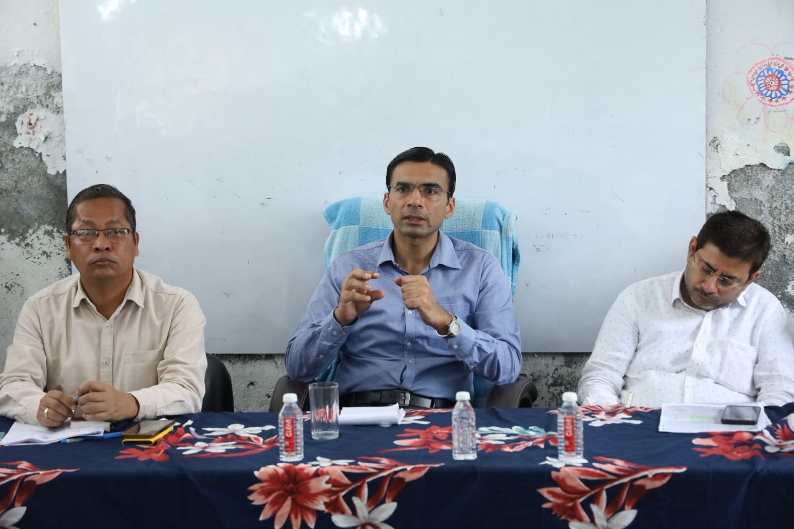 मुख्यमंत्री के निर्देशों पर डीएम सविन बंसल की सक्रियता, सेरागांव में आपदा पुनर्निर्माण कार्यों की उच्च स्तरीय समीक्षा