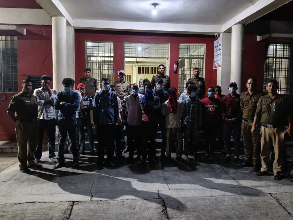 देहरादून पुलिस की सख्त कार्रवाई — सार्वजनिक स्थानों पर शराब पीने वालों पर चला अभियान, 37 लोग हिरासत में