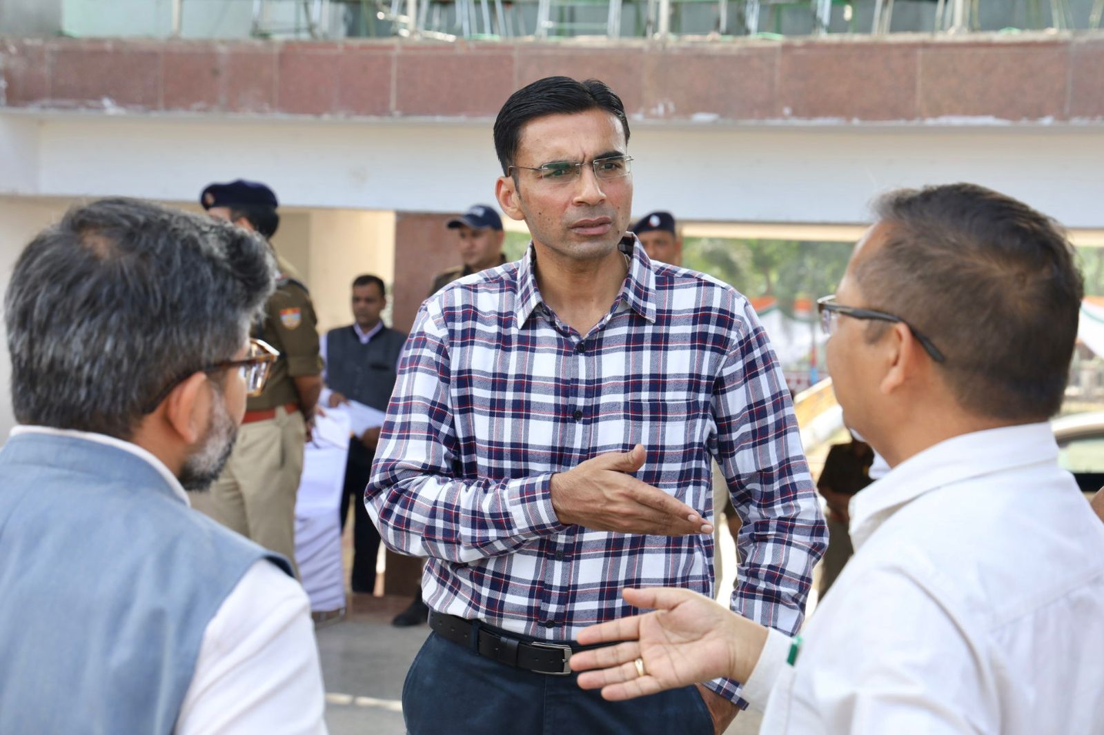 देहरादून: राज्य स्थापना दिवस समारोह की तैयारियों का जिलाधिकारी और एसएसपी ने किया निरीक्षण