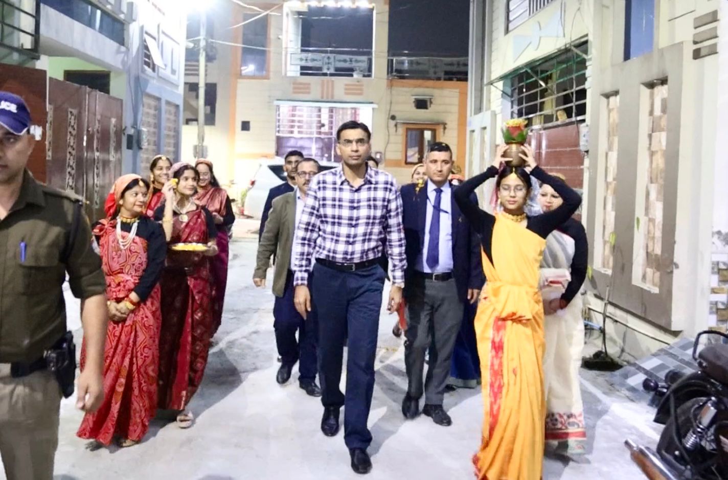 गंगोत्री एन्कलेव की महिलाओं ने जिलाधिकारी सविन बंसल को दिया ‘रियल हीरो’ सम्मान, ईगास पर्व पर हुआ पारंपरिक स्वागत