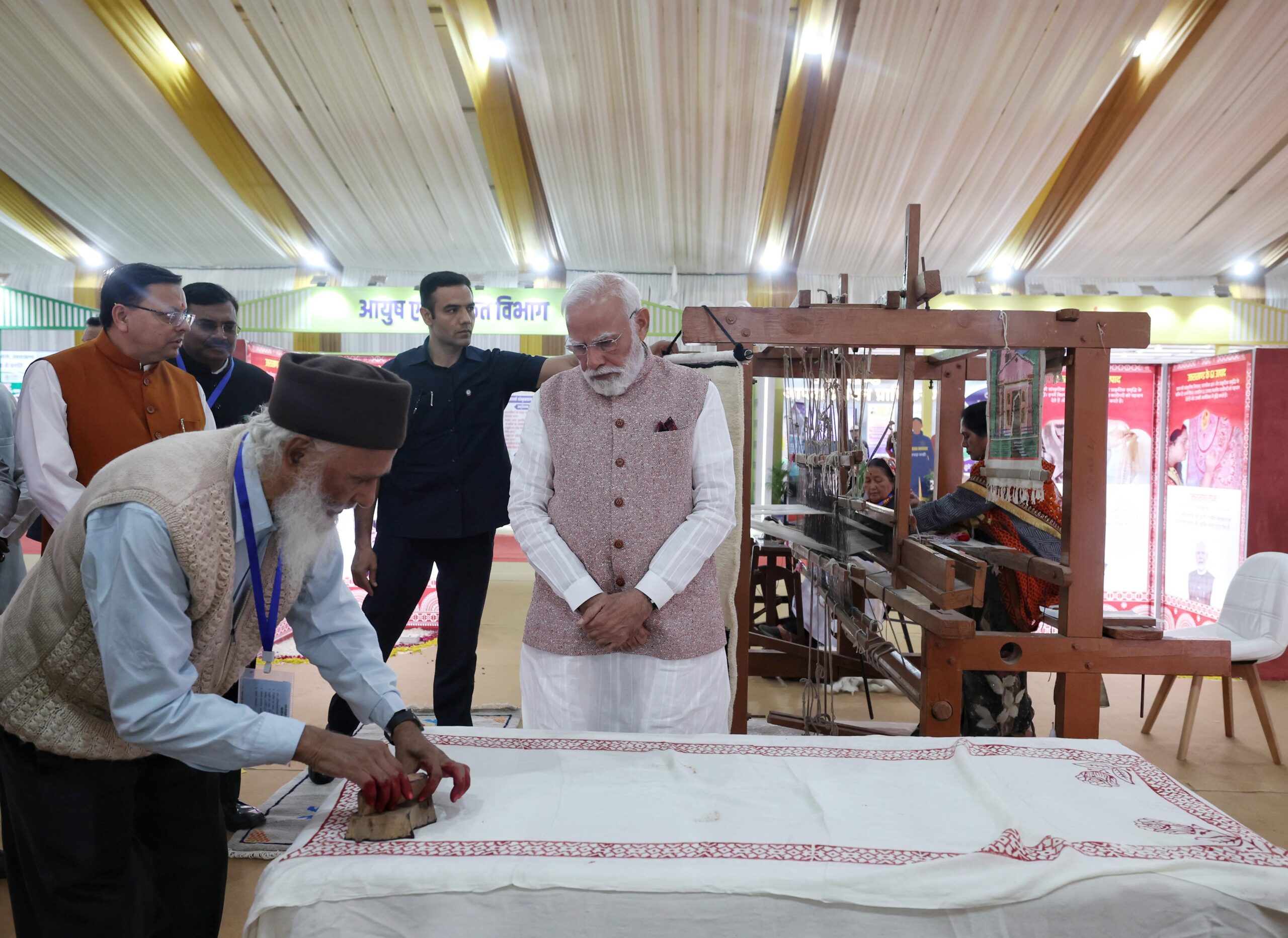 प्रधानमंत्री नरेंद्र मोदी ने देहरादून में हथकरघा एवं हस्तशिल्प प्रदर्शनी का किया अवलोकन