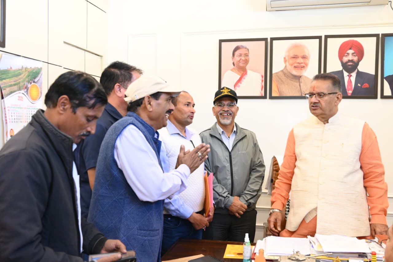 देहरादून: ग्राम्य विकास मंत्री गणेश जोशी से खत्याड़ी गांव प्रतिनिधिमंडल ने की मुलाकात