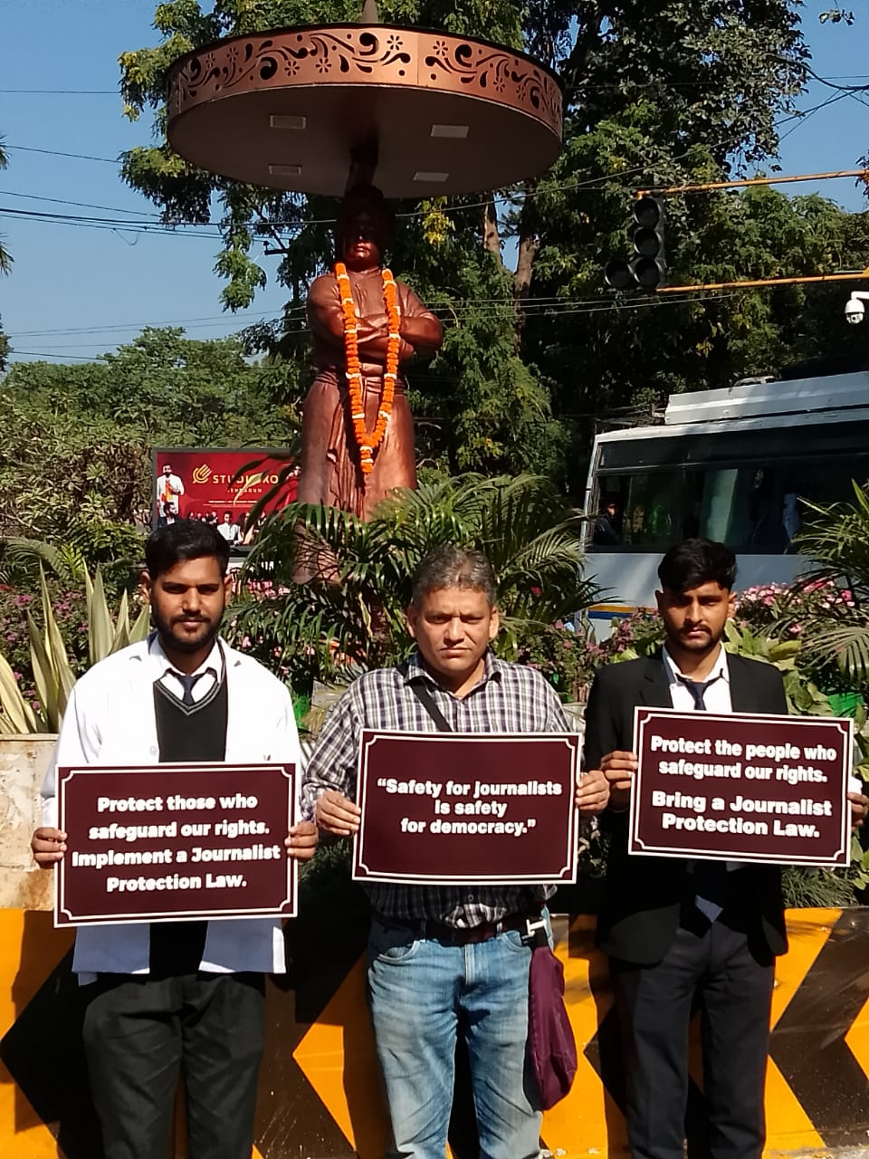पत्रकार पर हमले के विरोध में उत्तराखंड स्वाभिमान मोर्चा का प्रदर्शन, सरकार पर लापरवाही के आरोप