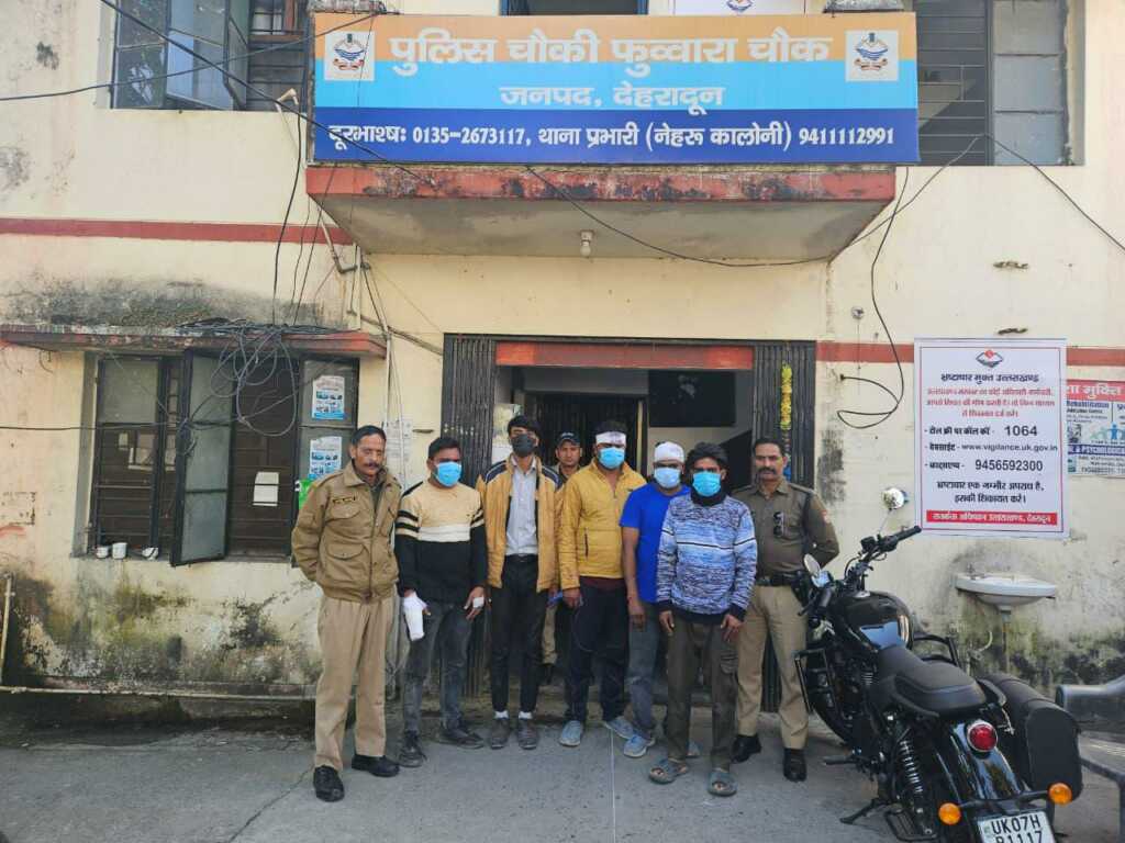 सार्वजनिक स्थान पर हुड़दंग करने वालों पर दून पुलिस की सख्ती