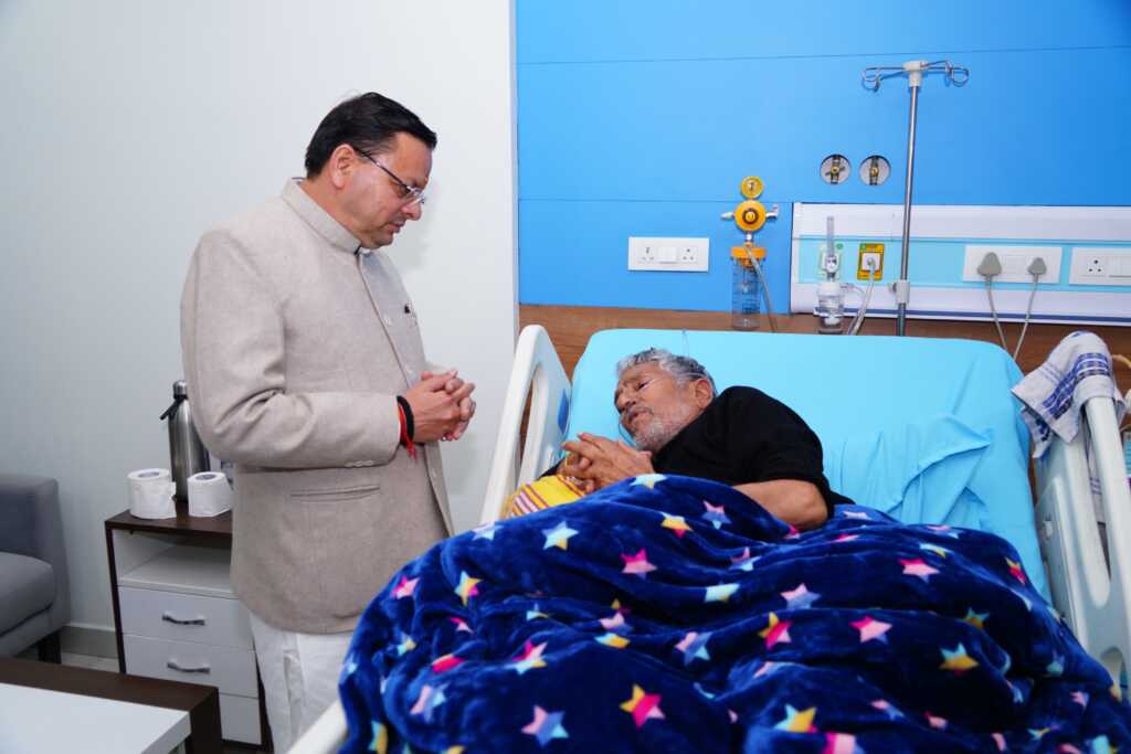 मुख्यमंत्री पुष्कर सिंह धामी ने अस्पताल में भर्ती UKD नेता और पूर्व विधायक दिवाकर भट्ट का कुशलक्षेम जाना