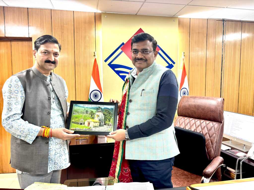 भाजपा नेता और बदरीनाथ–केदारनाथ मंदिर समिति के पूर्व अध्यक्ष अजेंद्र अजय ने मुख्य सचिव आनंदवर्धन से की मुलाकात