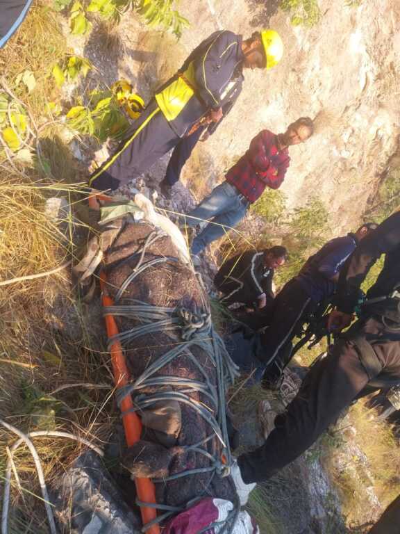 जनपद पिथौरागढ़: SDRF ने 500 मीटर गहरी खाई से ट्रक चालक का शव बरामद किया