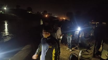 डाकपत्थर से विकासनगर आ रही कार शक्तिनहर में गिरी, तीनों सवार तैरकर बचे; कार बहकर लापता
