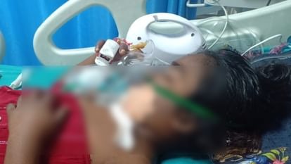 दूसरी मंजिल पर सफाई कर रही बच्ची ग्रिल पर गिरी, जबड़ा फटा, 50 रुपये का लालच देकर ले गई थी पड़ोसन