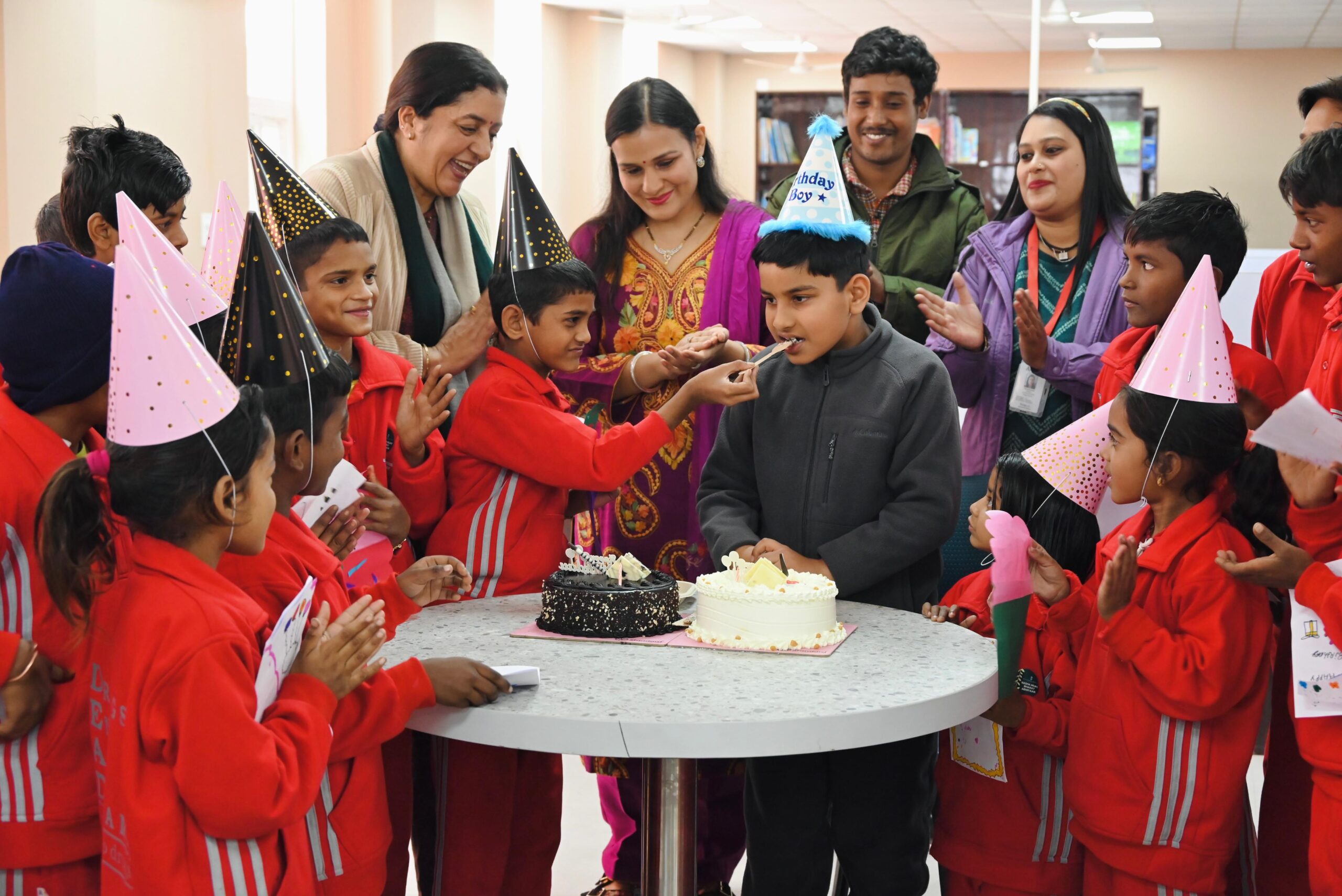 सनव, सिविक ने भिक्षावृत्ति से मुक्त कराए गए बच्चों संग केक काटकर मनाया जन्मदिन