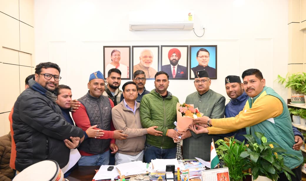 सैनिक कल्याण मंत्री गणेश जोशी से मुलाकात कर आभार व्यक्त करते हुए उपनल कर्मचारी महासंघ के पदाधिकारी