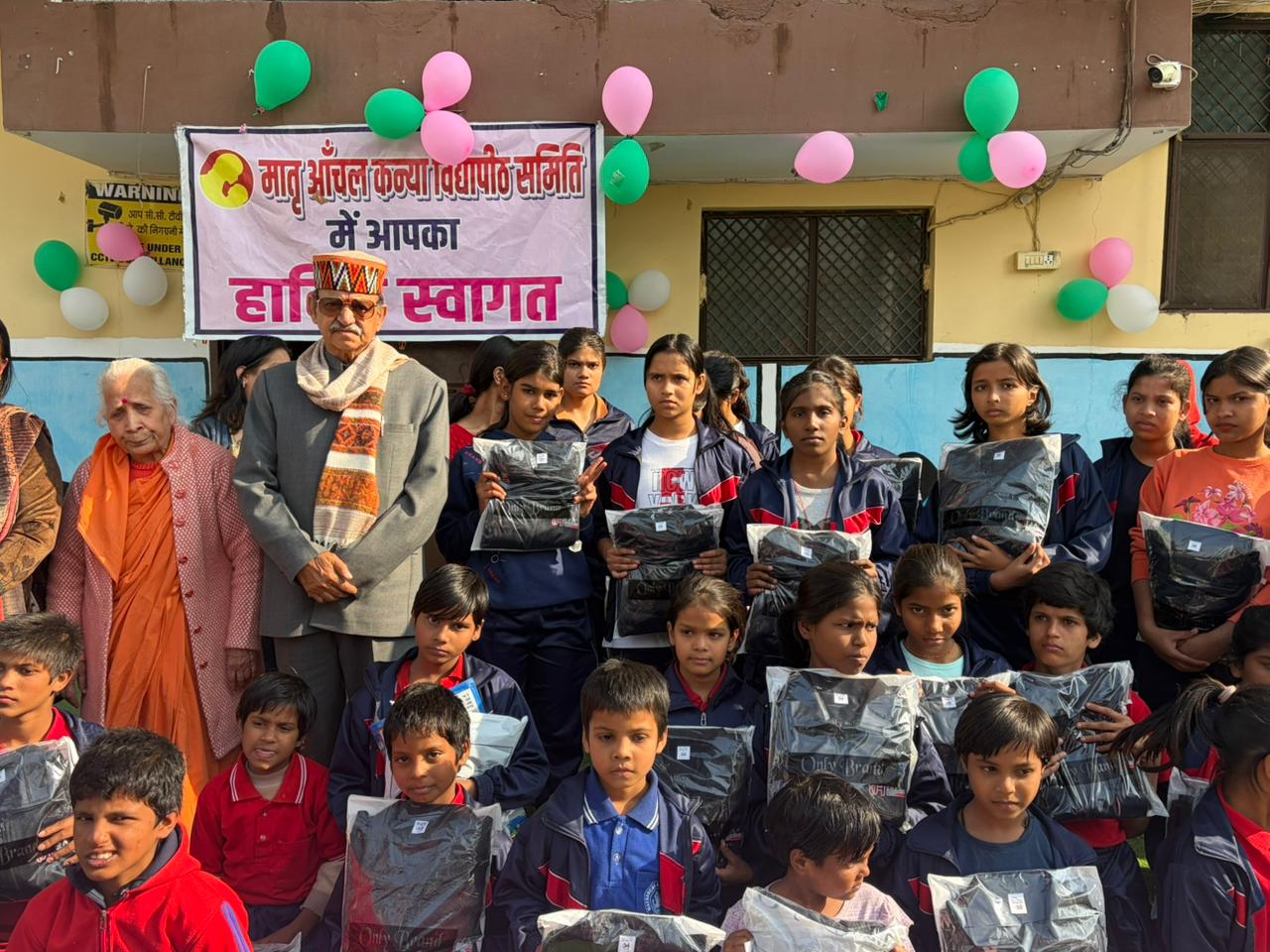 मातृ आंचल की बेसहारा बेटियों के लिए ‘उम्मीद की किरण’ बने राज्यमंत्री, 70 छात्राओं को बांटे ट्रैक सूट