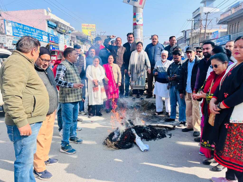 Breaking News:- ​”कांग्रेसियों सबूत बताओ, अंकिता की आत्मा को मत दुखाओ”: चमोली में भाजपा महिला मोर्चा का कांग्रेस पर तीखा हमला