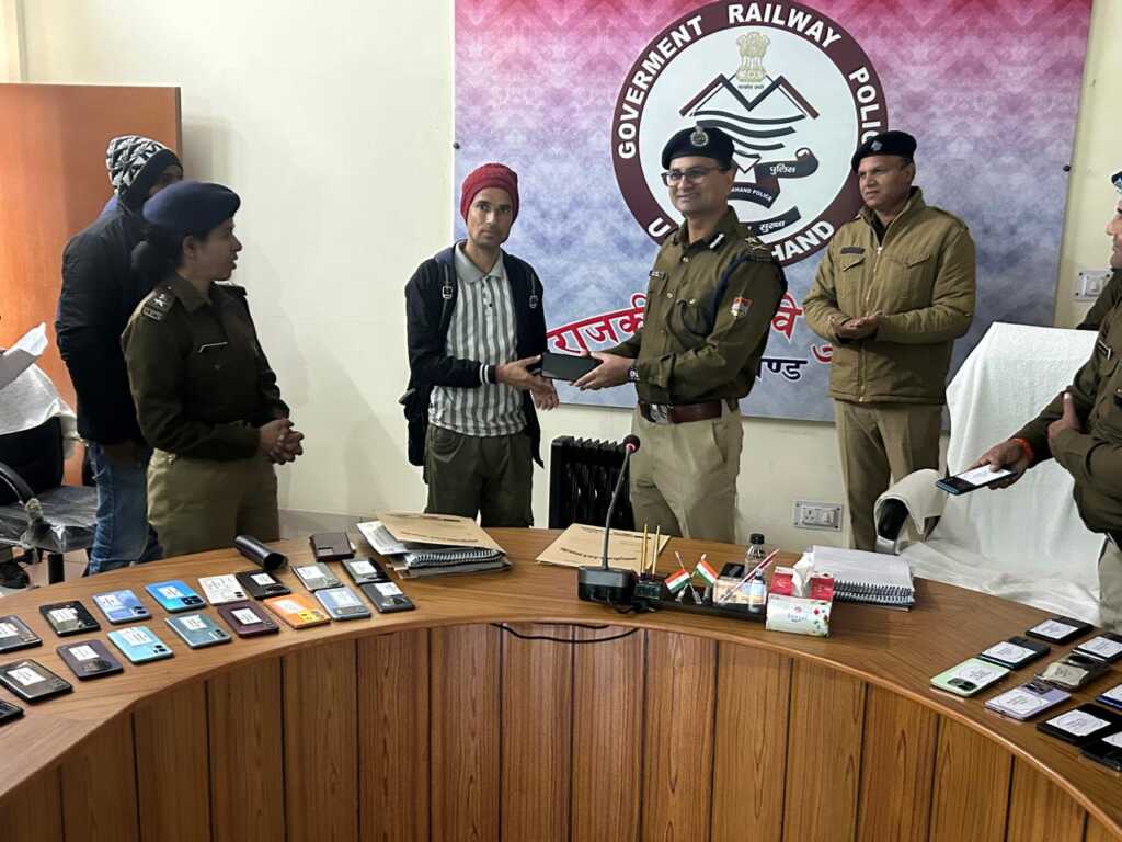 उत्तराखंड जीआरपी का ‘गुडवर्क’: यात्रियों के चेहरों पर लौटी मुस्कान, लौटाए 36 लाख के 200 गुमशुदा मोबाइल; IG रेलवे ने दिए सख्त निर्देश