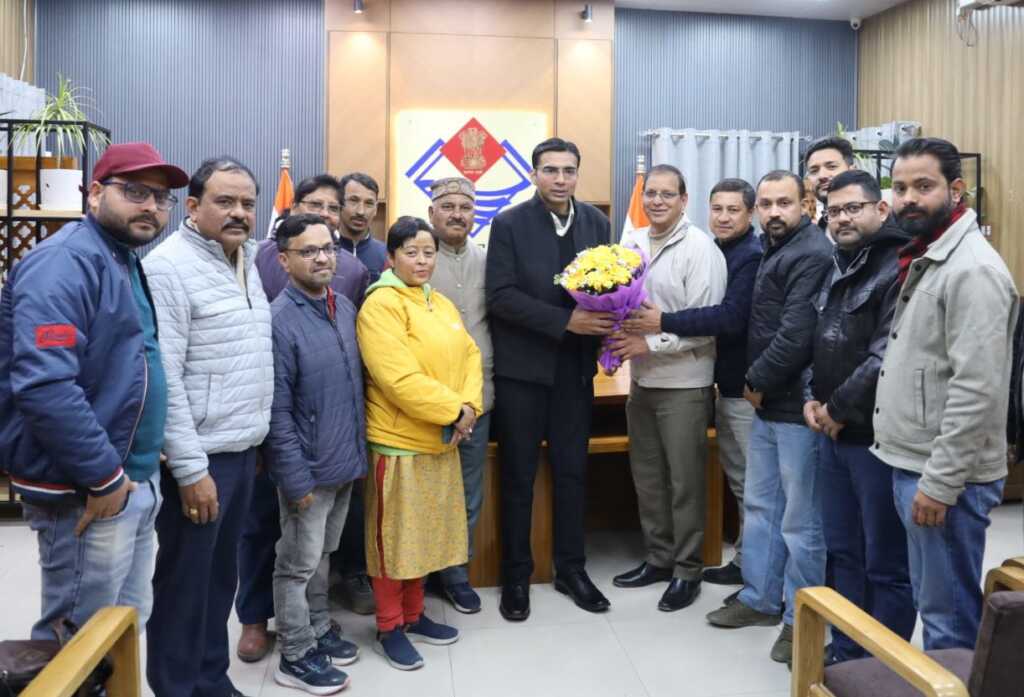 उत्तरांचल प्रेस क्लब की नवनियुक्त कार्यकारिणी ने जिलाधिकारी से की शिष्टाचार भेंट, पत्रकार हितों पर हुई चर्चा