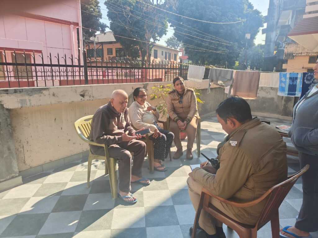दून पुलिस पहुंची सीनियर सिटीजन के द्वार,सिनियर सिटीजन से भेंट कर जाना उनका हाल, दिलाया हर सम्भव सहायता का भरोसा