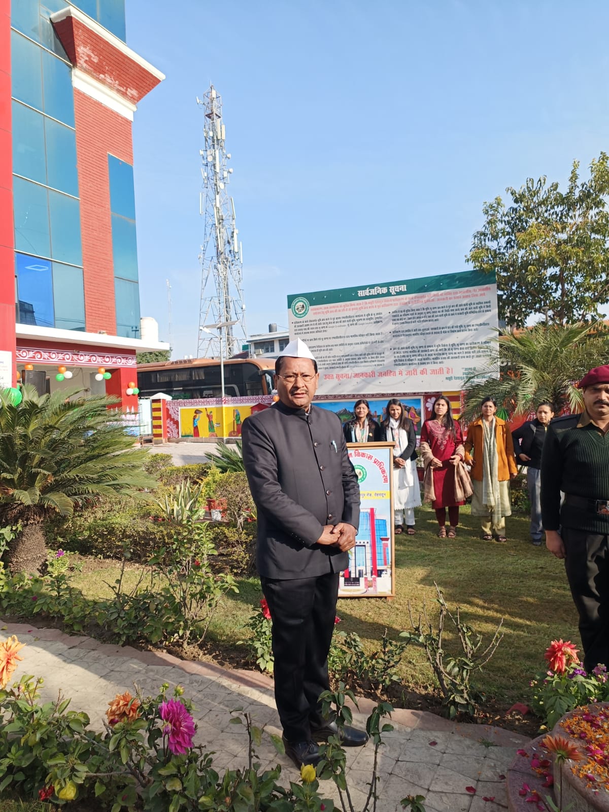 गणतंत्र दिवस पर एमडीडीए कार्यालय में हुआ ध्वजारोहण, उत्कृष्ट कार्य करने वाले 6 कर्मचारी सम्मानित.