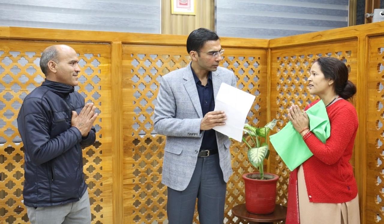 देहरादून:वर्षों से अतिक्रमित भूमि पर कब्जा दिलाए जाने पर दंपति ने जिला प्रशासन का जताया आभार.