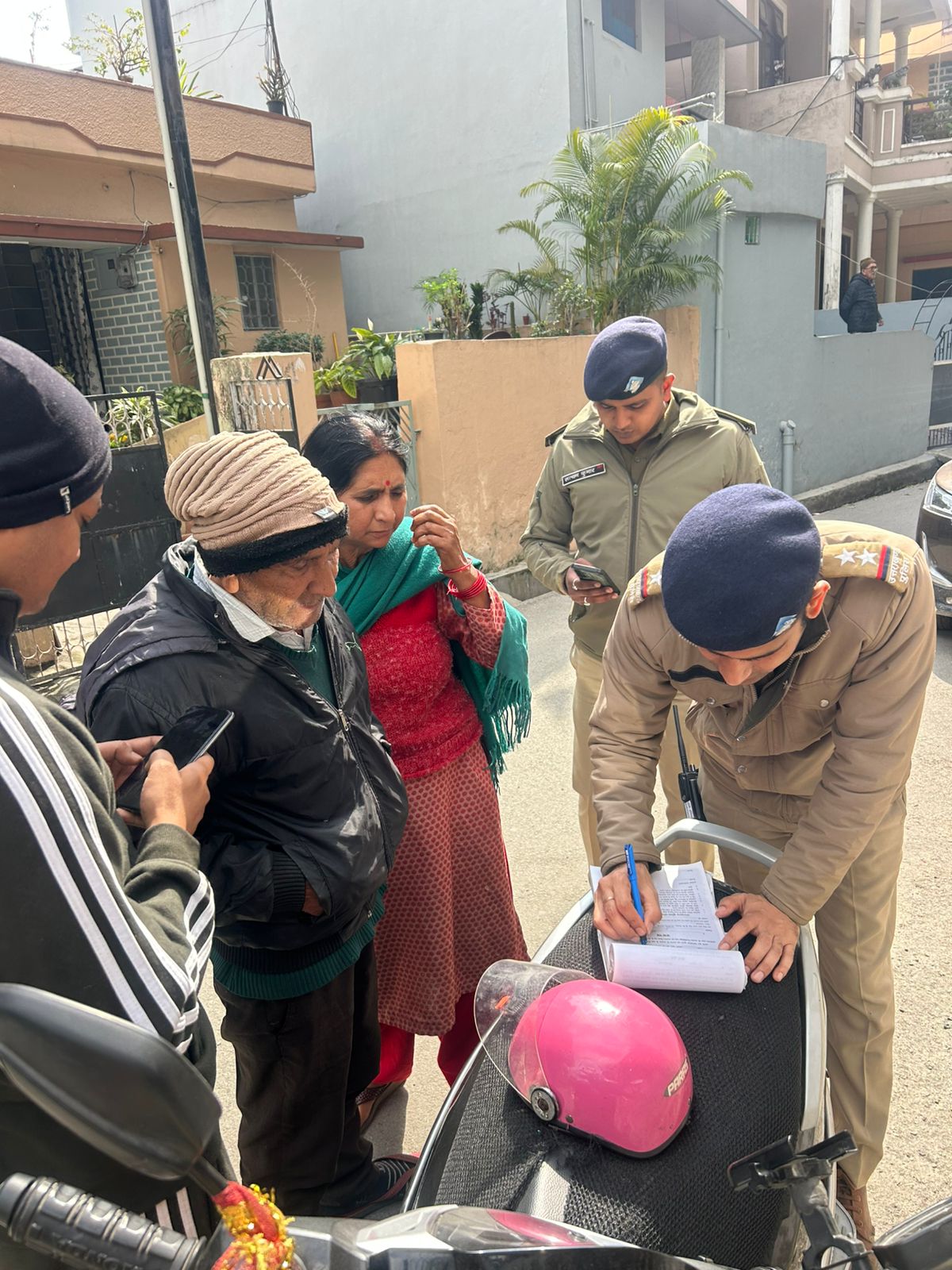 छात्र-छात्राओं के बीच पहुंचकर दून पुलिस ने चलाई जागरूकता की पाठशाला.