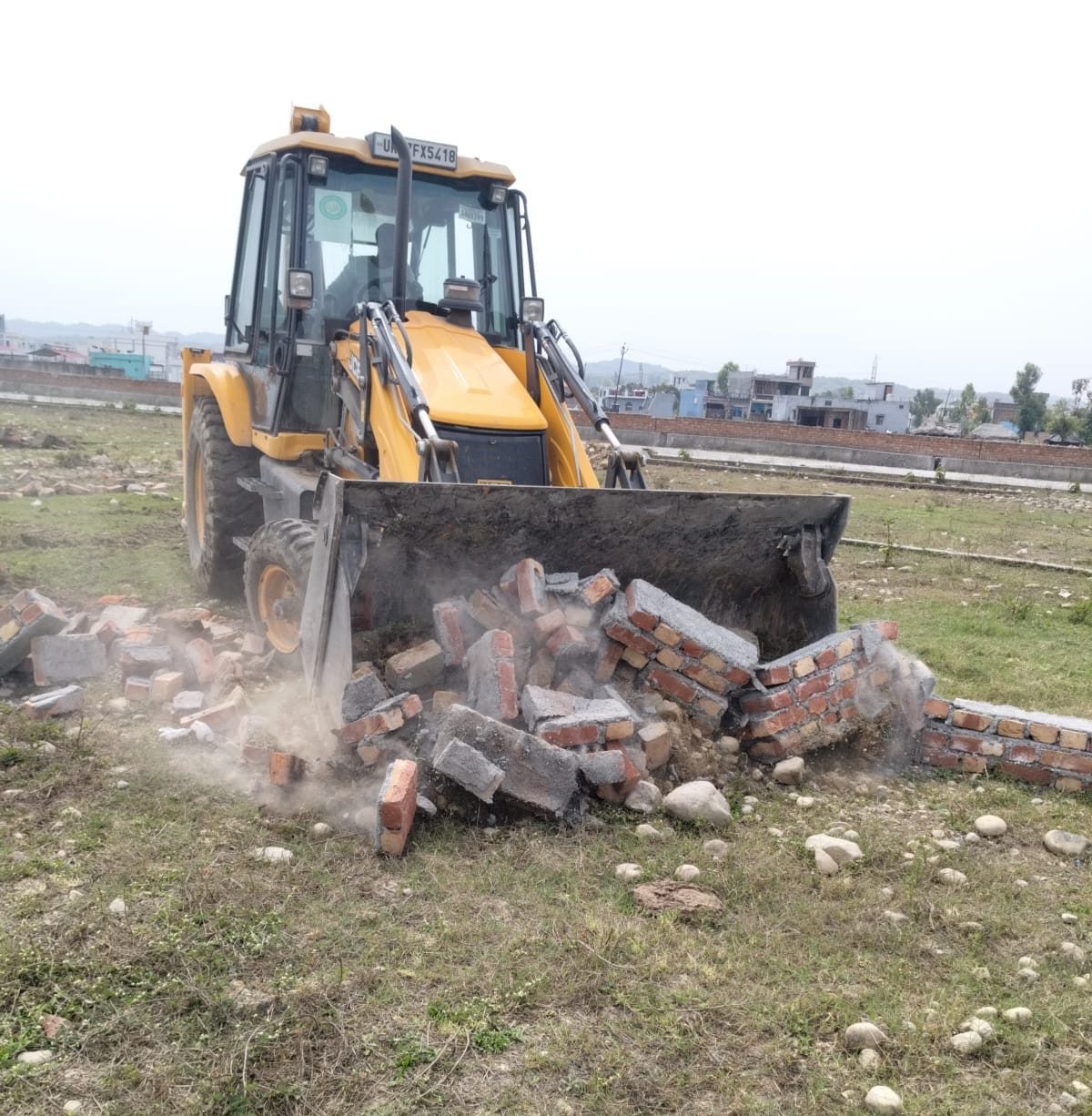 गणेशपुर में 30 बीघा की अवैध प्लॉटिंग पर चला एमडीडीए का बुलडोजर, जेसीबी से ध्वस्तीकरण की कार्रवाई.