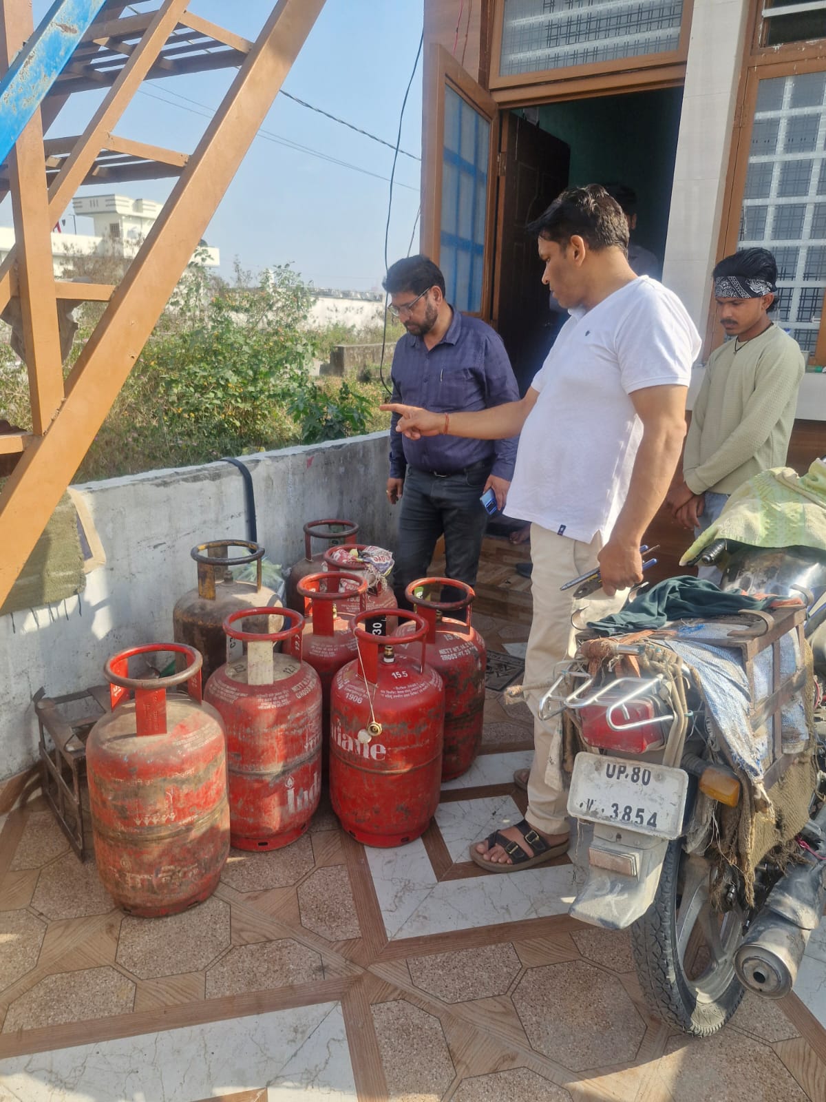 डोईवाला में घरेलू गैस की कालाबाजारी का भंडाफोड़; छापेमारी में भारी मात्रा में सिलेंडर जब्त, दो गिरफ्तार