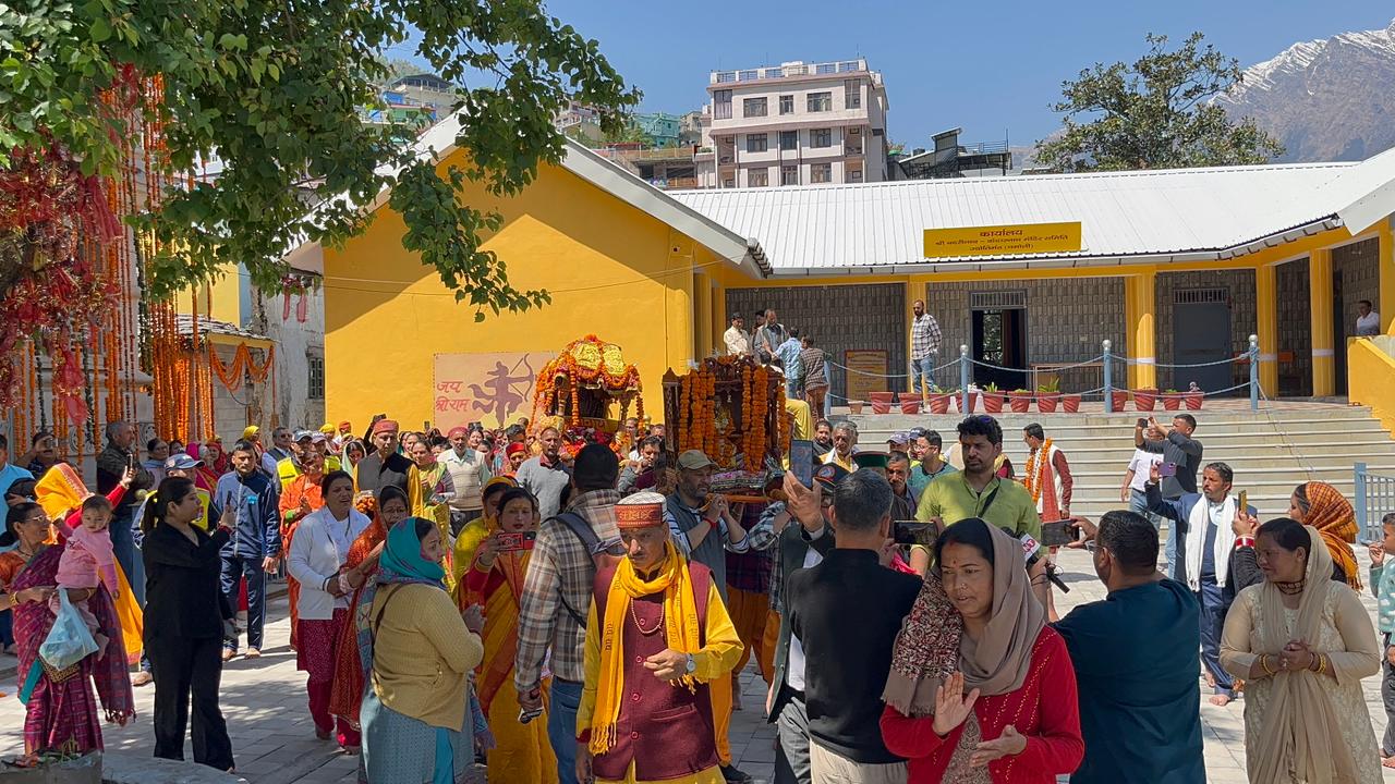 23 अप्रैल को खुलेंगे बद्रीनाथ धाम के कपाट,ज्योतिर्मठ से आदि गुरु शंकराचार्य की डोली, प्रथम पड़ाव पांडुकेश्वर प्रस्थान हुई।