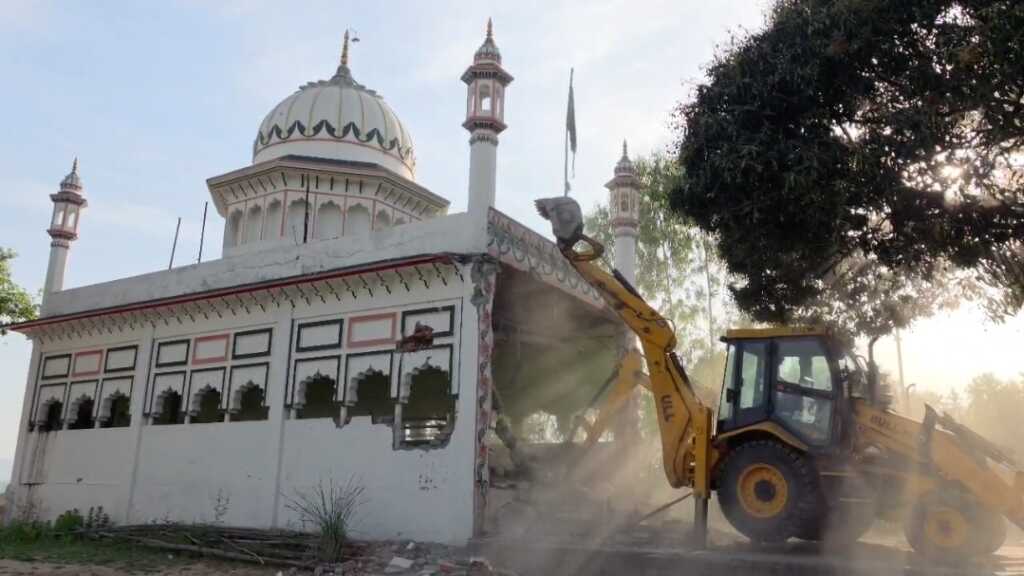 अवैध मजार पर प्रशासन की बड़ी कार्रवाई