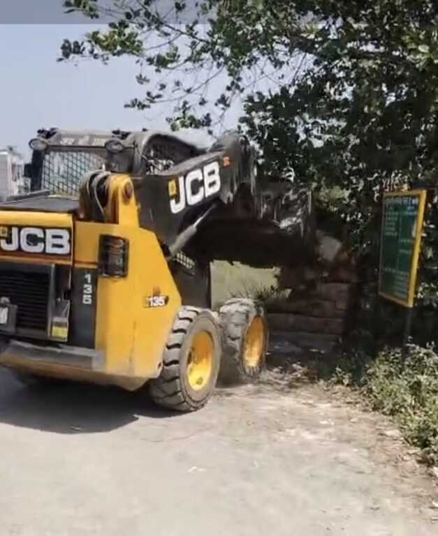 डीएम के आदेश पर सड़क से हटाया कब्जा