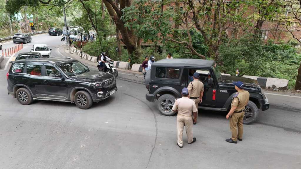 वीकेंड ट्रैफिक दबाव के बीच देहरादून पुलिस की बड़ी परीक्षा, जाम पर रहा कंट्रोल