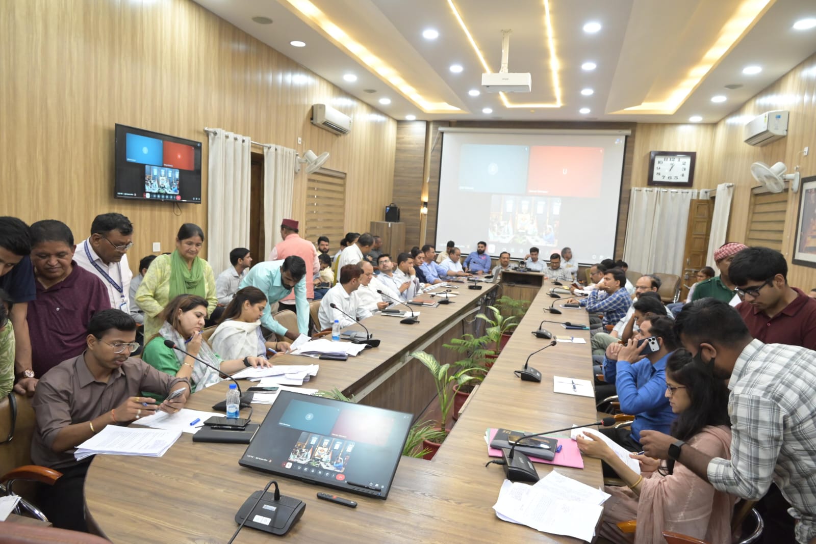 जनता दरबार में उमड़ी फरियादियों की भीड़, 201 शिकायतों पर प्रशासन का त्वरित एक्शन