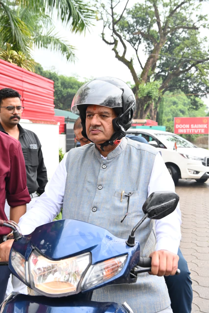 वैश्विक संकट के बीच कृषि मंत्री गणेश जोशी ने दिया ईंधन बचत का संदेश, स्कूटी से पहुंचे कैंप कार्यालय
