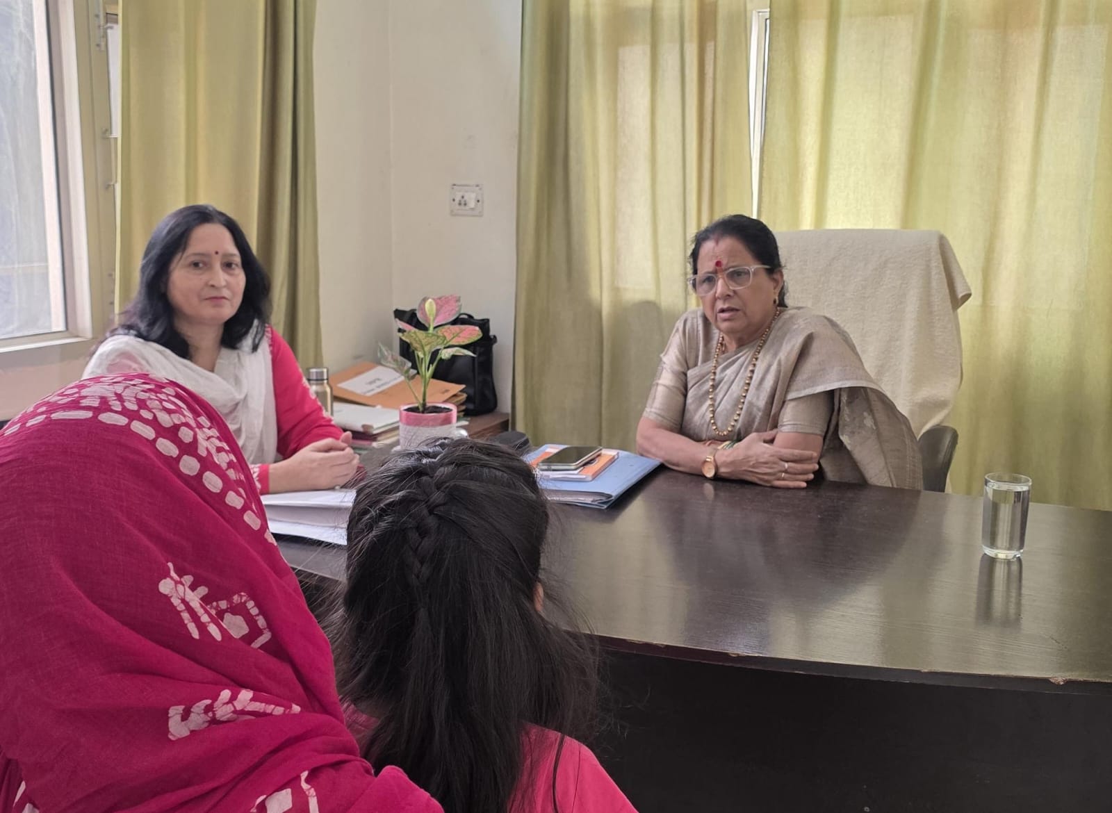 महिला आयोग अध्यक्ष कुसुम कण्डवाल ने सखी वन स्टॉप सेंटर का किया औचक निरीक्षण; व्यवस्थाओं का लिया जायजा।