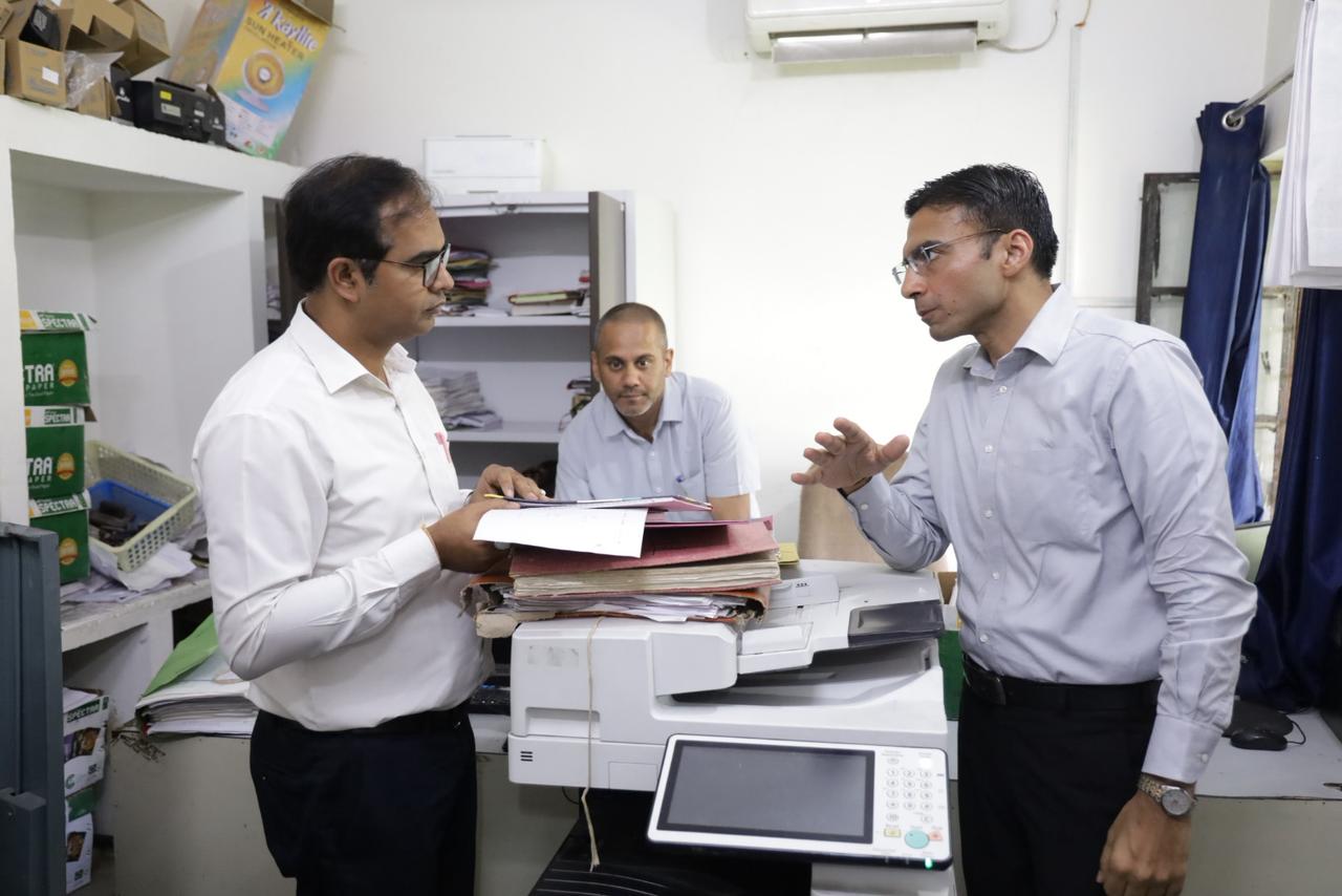 सब-रजिस्ट्रार कार्यालय विकासनगर में डीएम का औचक निरीक्षण; गंभीर अनियमितताओं का बड़ा खुलासा,